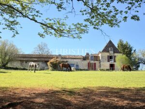 XVIIth Century demeure of character in the heart of the Périgord