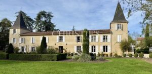 Maison de campagne du XVIIIe siècle rénovée dans le respect de l'authenticité, située au cœur d'un jardin verdoyant privé de 3 hectares, à proximité de la ville marchande de Condom, dans le Gers.
