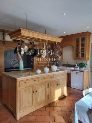 Maison de campagne du XVIIIe siècle rénovée dans le respect de l'authenticité, située au cœur d'un jardin verdoyant privé de 3 hectares, à proximité de la ville marchande de Condom, dans le Gers.