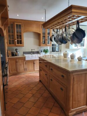 Maison de campagne du XVIIIe siècle rénovée dans le respect de l'authenticité, située au cœur d'un jardin verdoyant privé de 3 hectares, à proximité de la ville marchande de Condom, dans le Gers.