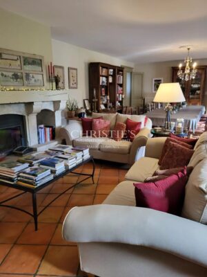 Maison de campagne du XVIIIe siècle rénovée dans le respect de l'authenticité, située au cœur d'un jardin verdoyant privé de 3 hectares, à proximité de la ville marchande de Condom, dans le Gers.