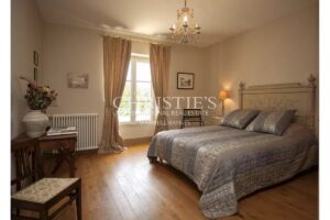 Maison de campagne du XVIIIe siècle rénovée dans le respect de l'authenticité, située au cœur d'un jardin verdoyant privé de 3 hectares, à proximité de la ville marchande de Condom, dans le Gers.