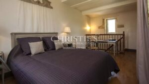 Maison de campagne du XVIIIe siècle rénovée dans le respect de l'authenticité, située au cœur d'un jardin verdoyant privé de 3 hectares, à proximité de la ville marchande de Condom, dans le Gers.