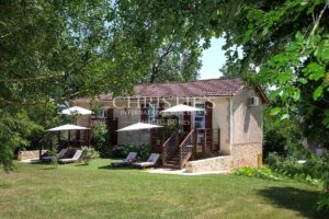 Maison de campagne du XVIIIe siècle rénovée dans le respect de l'authenticité, située au cœur d'un jardin verdoyant privé de 3 hectares, à proximité de la ville marchande de Condom, dans le Gers.