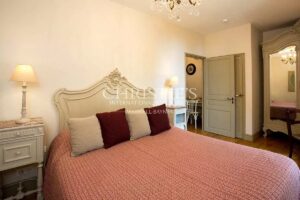 Maison de campagne du XVIIIe siècle rénovée dans le respect de l'authenticité, située au cœur d'un jardin verdoyant privé de 3 hectares, à proximité de la ville marchande de Condom, dans le Gers.