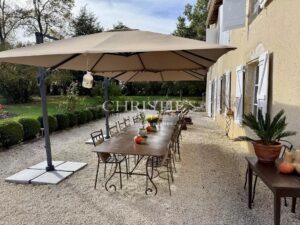 Maison de campagne du XVIIIe siècle rénovée dans le respect de l'authenticité, située au cœur d'un jardin verdoyant privé de 3 hectares, à proximité de la ville marchande de Condom, dans le Gers.