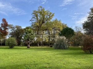 Maison de campagne du XVIIIe siècle rénovée dans le respect de l'authenticité, située au cœur d'un jardin verdoyant privé de 3 hectares, à proximité de la ville marchande de Condom, dans le Gers.