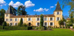 Maison de campagne du XVIIIe siècle rénovée dans le respect de l'authenticité, située au cœur d'un jardin verdoyant privé de 3 hectares, à proximité de la ville marchande de Condom, dans le Gers.