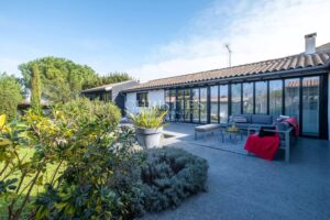 Maison de charme rénovée avec piscine, 202 m², à Charron