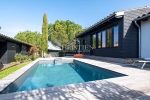 Maison de charme rénovée avec piscine, 202 m², à Charron