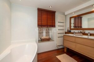 Maison de charme rénovée avec piscine, 202 m², à Charron