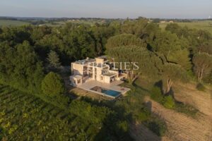 Petit domaine viticole d'agrément à faire renaître avec superbe villa