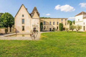 A magnificent historic château with a hobby vineyard in the Bordeaux Supérieur AOP near Bordeaux and Saint-Émilion