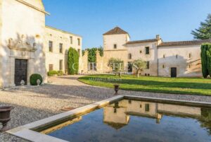A magnificent historic château with a hobby vineyard in the Bordeaux Supérieur AOP near Bordeaux and Saint-Émilion