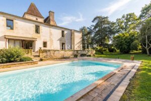A magnificent historic château with a hobby vineyard in the Bordeaux Supérieur AOP near Bordeaux and Saint-Émilion