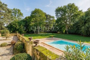 A magnificent historic château with a hobby vineyard in the Bordeaux Supérieur AOP near Bordeaux and Saint-Émilion