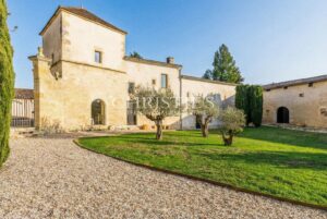 A magnificent historic château with a hobby vineyard in the Bordeaux Supérieur AOP near Bordeaux and Saint-Émilion
