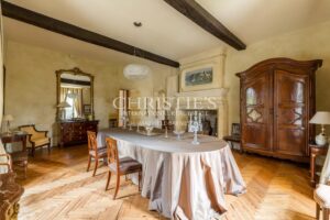 A magnificent historic château with a hobby vineyard in the Bordeaux Supérieur AOP near Bordeaux and Saint-Émilion