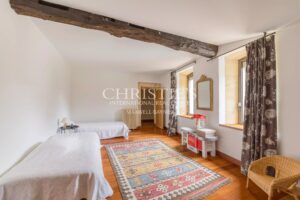 A magnificent historic château with a hobby vineyard in the Bordeaux Supérieur AOP near Bordeaux and Saint-Émilion