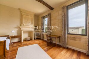 A magnificent historic château with a hobby vineyard in the Bordeaux Supérieur AOP near Bordeaux and Saint-Émilion