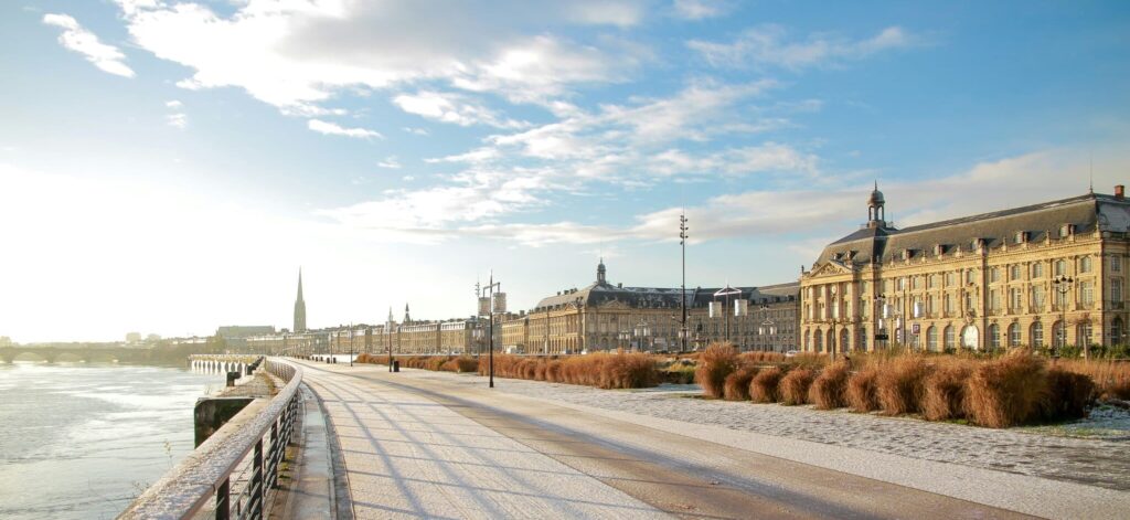Les élégants quais de Bordeaux le long de la Garonne, l’incarnation du style de vie haut de gamme de la ville