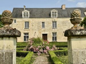 Hotel particulier au cœur de la vallée de la Loire avec grand jardin clos de murs