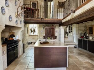 Hotel particulier au cœur de la vallée de la Loire avec grand jardin clos de murs