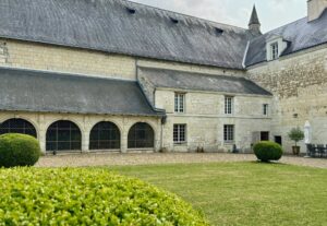 Hotel particulier au cœur de la vallée de la Loire avec grand jardin clos de murs