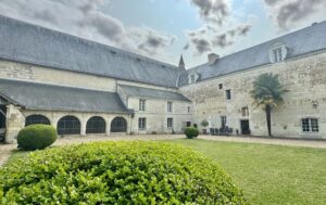 Hotel particulier au cœur de la vallée de la Loire avec grand jardin clos de murs