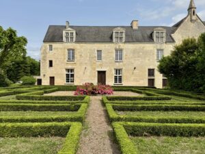 Hotel particulier au cœur de la vallée de la Loire avec grand jardin clos de murs