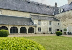 Hotel particulier au cœur de la vallée de la Loire avec grand jardin clos de murs