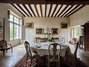 Hotel particulier au cœur de la vallée de la Loire avec grand jardin clos de murs