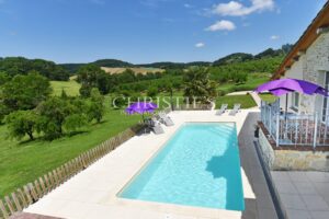 Propriété Charmante Composée de Trois Immeubles Nichés Près d'un Village de Rivière Pittoresque