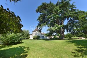 Propriété Charmante Composée de Trois Immeubles Nichés Près d'un Village de Rivière Pittoresque