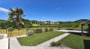 Propriété Charmante Composée de Trois Immeubles Nichés Près d'un Village de Rivière Pittoresque