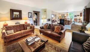 Propriété Charmante Composée de Trois Immeubles Nichés Près d'un Village de Rivière Pittoresque