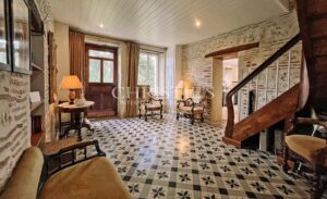 Propriété Charmante Composée de Trois Immeubles Nichés Près d'un Village de Rivière Pittoresque