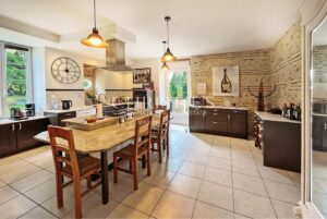 Propriété Charmante Composée de Trois Immeubles Nichés Près d'un Village de Rivière Pittoresque