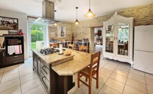 Propriété Charmante Composée de Trois Immeubles Nichés Près d'un Village de Rivière Pittoresque