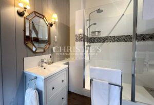 Propriété Charmante Composée de Trois Immeubles Nichés Près d'un Village de Rivière Pittoresque