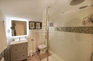 Propriété Charmante Composée de Trois Immeubles Nichés Près d'un Village de Rivière Pittoresque