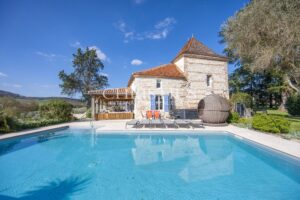 Propriété Charmante Composée de Trois Immeubles Nichés Près d'un Village de Rivière Pittoresque