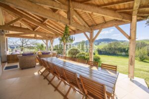 Propriété Charmante Composée de Trois Immeubles Nichés Près d'un Village de Rivière Pittoresque