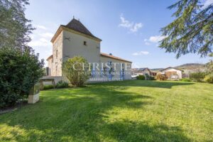 Propriété Charmante Composée de Trois Immeubles Nichés Près d'un Village de Rivière Pittoresque