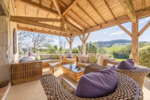 Propriété Charmante Composée de Trois Immeubles Nichés Près d'un Village de Rivière Pittoresque