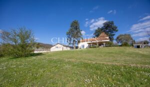 Propriété Charmante Composée de Trois Immeubles Nichés Près d'un Village de Rivière Pittoresque