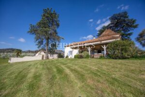 Propriété Charmante Composée de Trois Immeubles Nichés Près d'un Village de Rivière Pittoresque