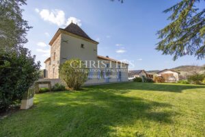 Propriété Charmante Composée de Trois Immeubles Nichés Près d'un Village de Rivière Pittoresque