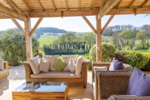 Propriété Charmante Composée de Trois Immeubles Nichés Près d'un Village de Rivière Pittoresque