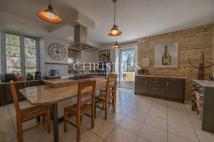 Propriété Charmante Composée de Trois Immeubles Nichés Près d'un Village de Rivière Pittoresque